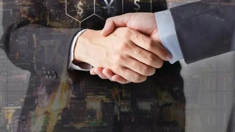 企业在选择高校发明专利或实用新型专利时，应综合考虑以下因素：